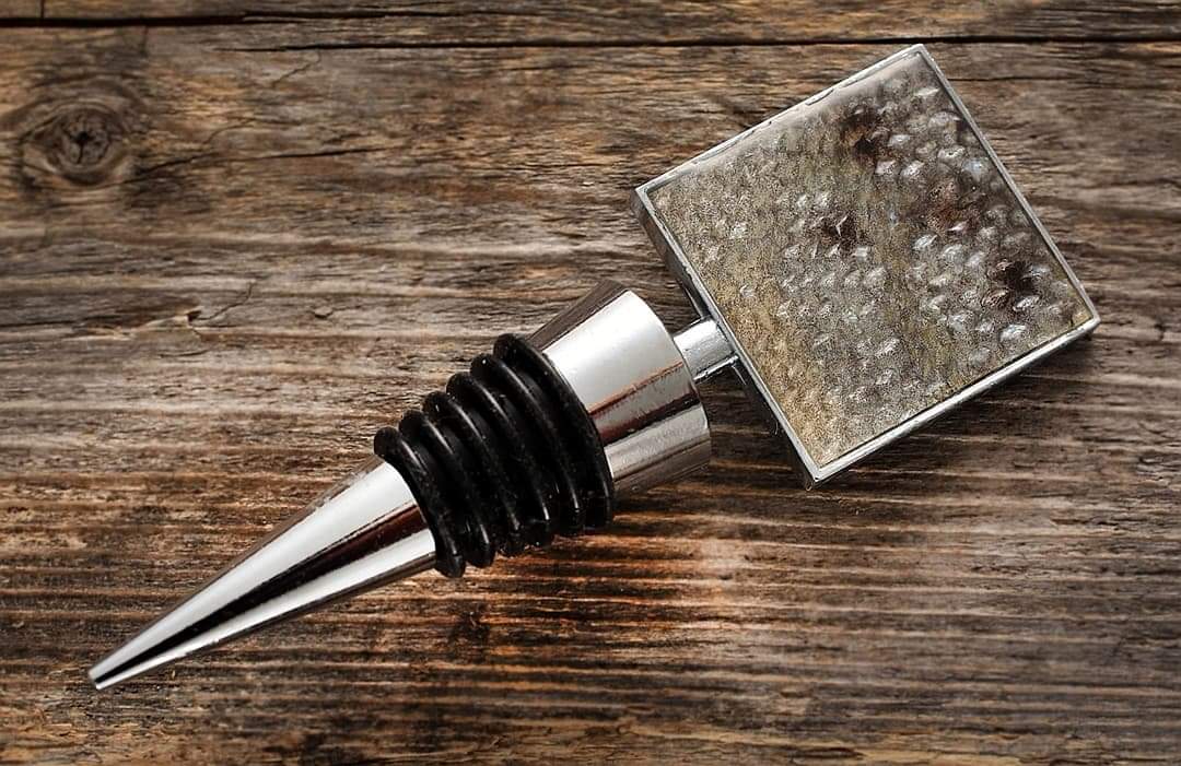 Wine bottle stopper decorated with fish leather 